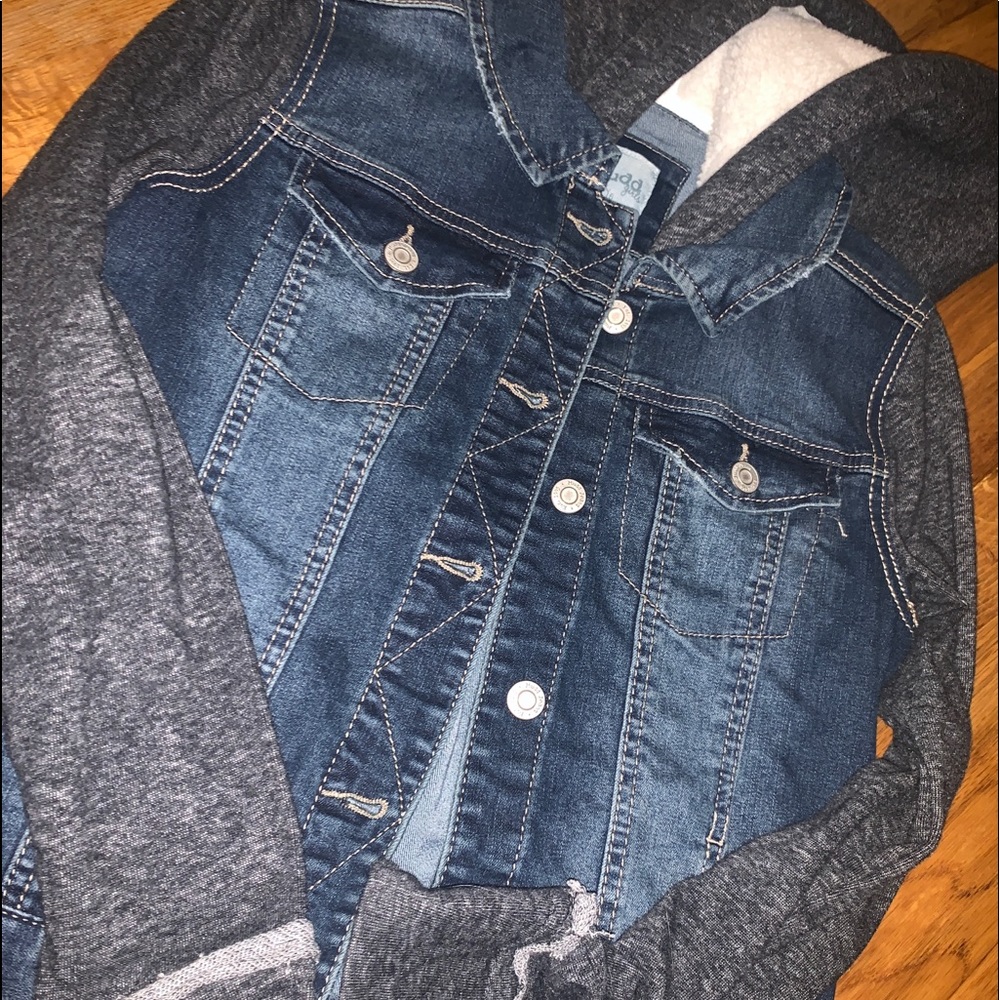 Sleeved/hooded jean jacket